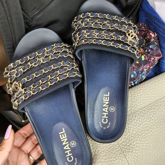 CHANEL slides - Picture 1 of 15